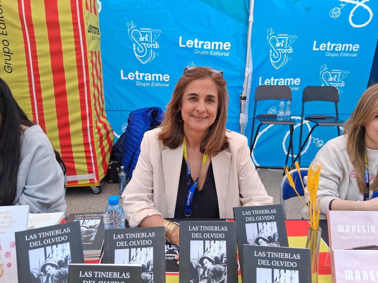 Susana Barriga Grandell firmó ejemplares de Las tinieblas del olvido en Sant Jordi 2025