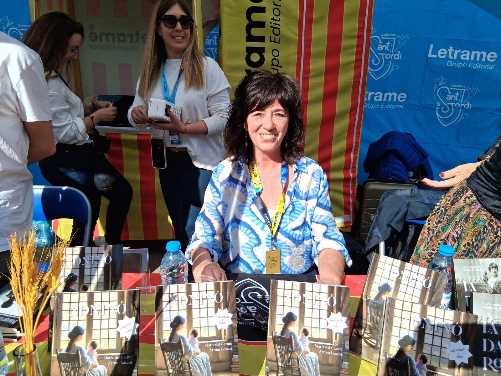 María del Carme Arrom Loscos firmó su novela Noninó en la parada de Letrame en Sant Jordi 2025